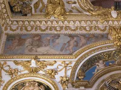 ...statue di putti, affreschi e bordure dorate